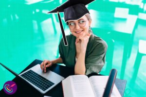 Estudiante universitaria trabajando en su proyecto final con el apoyo de Copys Creativos para la corrección y edición de tesis de alta calidad