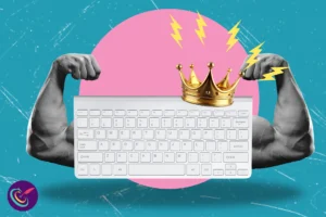 Collage creativo de un teclado con corona dorada y brazos musculosos representando el poder del copywriting y la autoridad del contenido en marketing digital