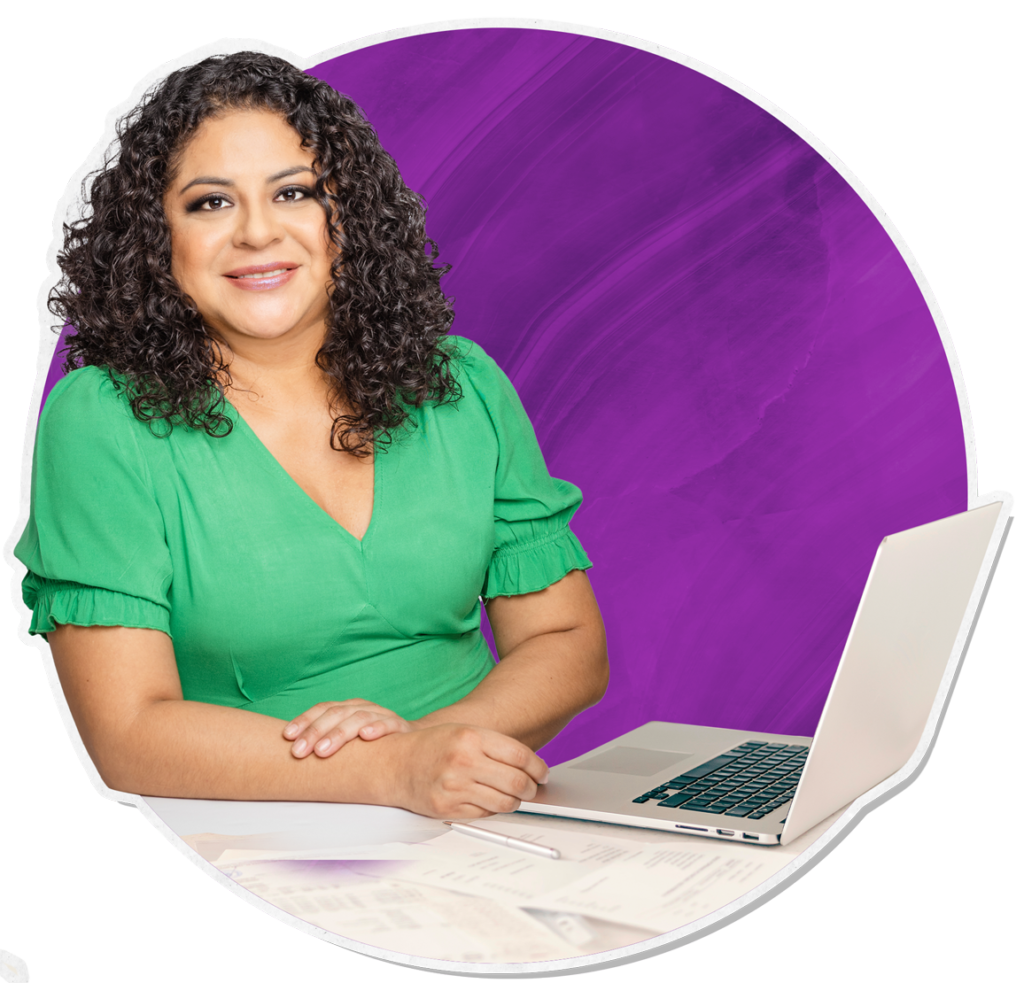 Retrato profesional de Angélica Mora, fundadora de Copys Creativos. Especialista en presencia digital estratégica, copywriting y diseño web para profesionales.